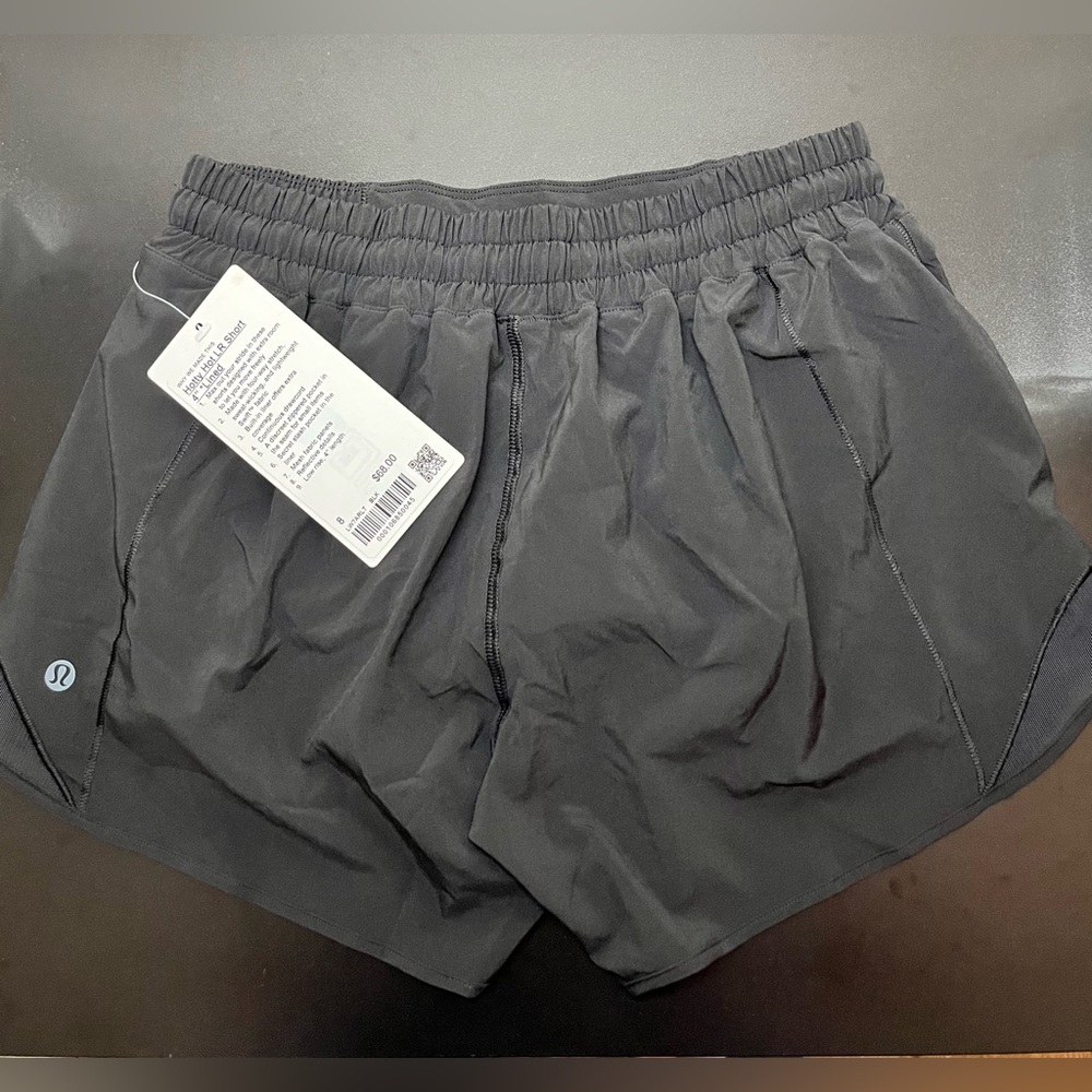 Lululemon Hotty Hot Low-Rise Lined Short 4” – Black – Size 8 – NWT